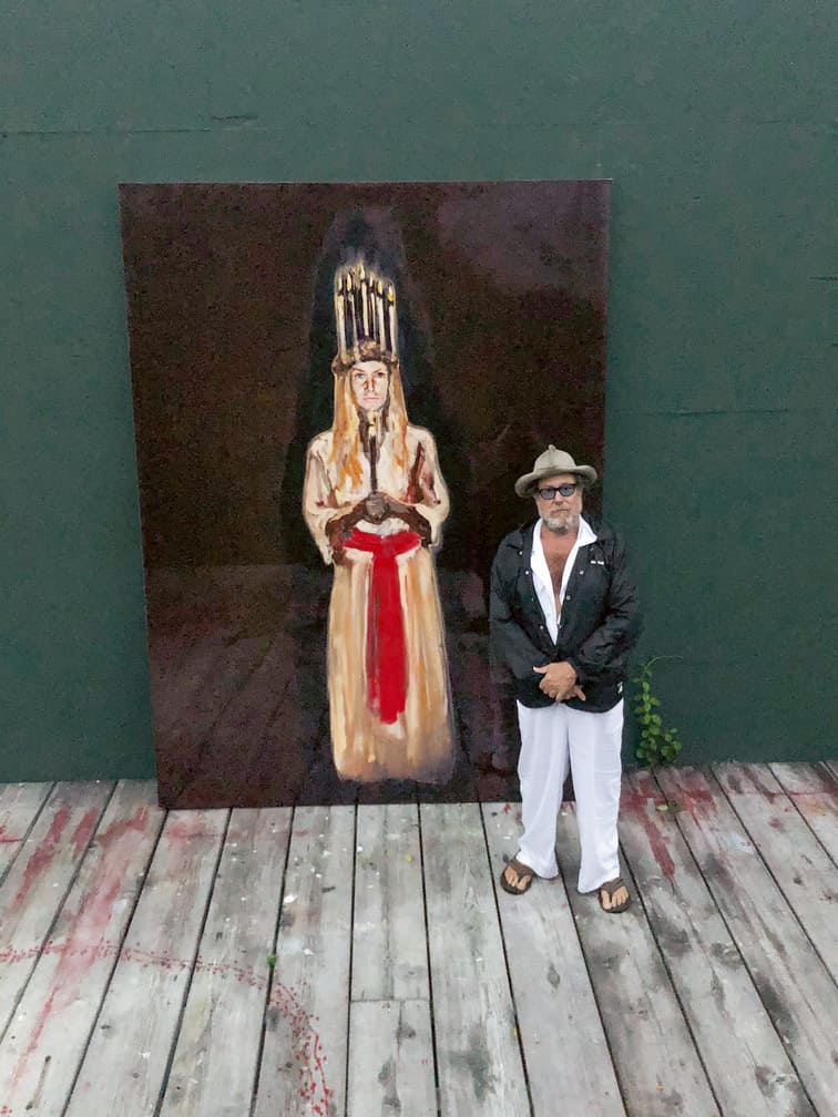 Julian Schnabel vor dem Gemälde „Portrait of Louise as St. Lucia“, 2020, Foto Tom Powell