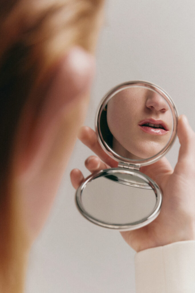 Skin Make up Trends 90s Bare 