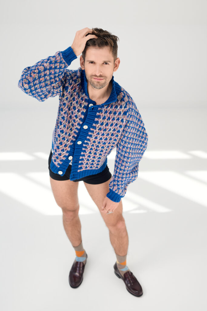 Strick-Cardigan | Henrik Vibskov via Zalando
Boxershorts | Wax London
Socken | Burlington
Loafers | Barker via Humanic
Ringe | Oliver Heemeyer