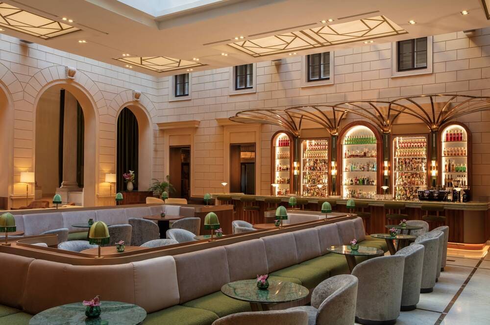 Anantara Wien in der Lobby arbeiten