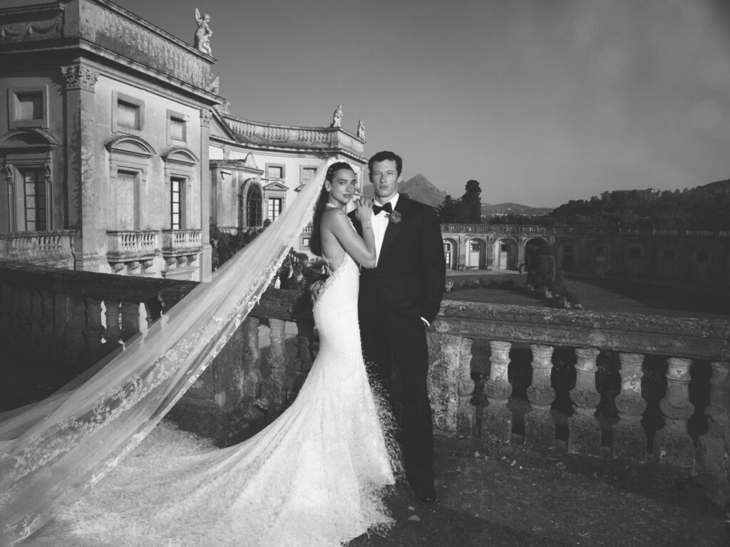 Dua Lipa und Callum Turner haben am 31. Mai 2026 standesamtlich im Londoner Old Marylebone Town Hall geheiratet. Danach folgte ein dreitägiges Hochzeitswochenende in Sizilien. Für die Londoner Trauung trug sie Schiaparelli Couture, für die große Zeremonie in Sizilien ein Chanel Haute Couture Kleid von Matthieu Blazy, laut Vogue mit 480.000 Perlen, 25.000 Federn, einem zwei Meter langen Train und einem sechs Meter langen Schleier. Turner trug bei der sizilianischen Zeremonie Louis Vuitton.